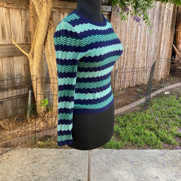 Brilliant Navy and Green Cropped Sweater - Picture 3 of 5